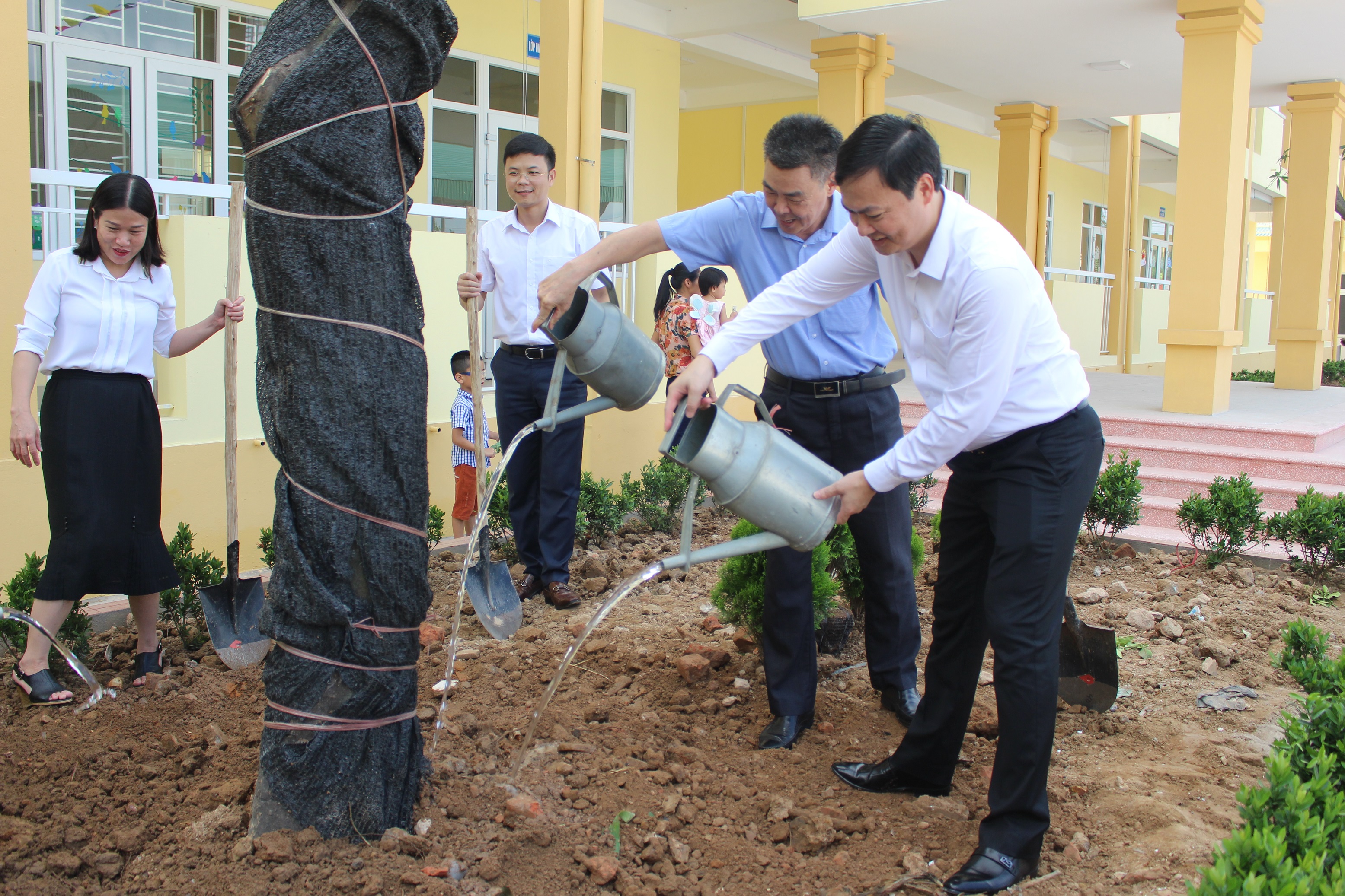 Lãnh đạo công ty cùng lãnh đạo thị xã Đông Trieuf trồng cây tại trường mầm non Hưng Đạo.